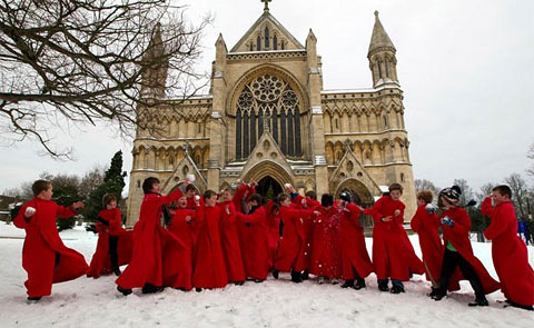 Người nhà nạn nhân MH370 an ủi thân nhân hành khách MH17